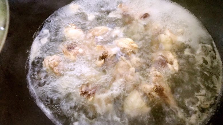 大盘鸡的做法及吃时注意事项,入凉水，烧开，撇去泡沫，捞出沥干。

