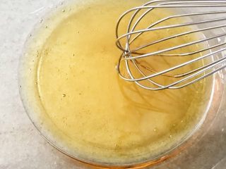 莲蓉蛋黄月饼,将转化糖浆和花生油混合