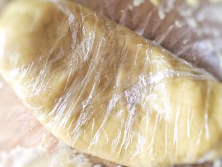 莲蓉蛋黄月饼,揉成光滑的面团，用保鲜膜包好，松弛2小时以上