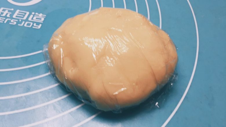 苏式五仁月饼（少油版）,用保鲜膜盖好松弛30分钟