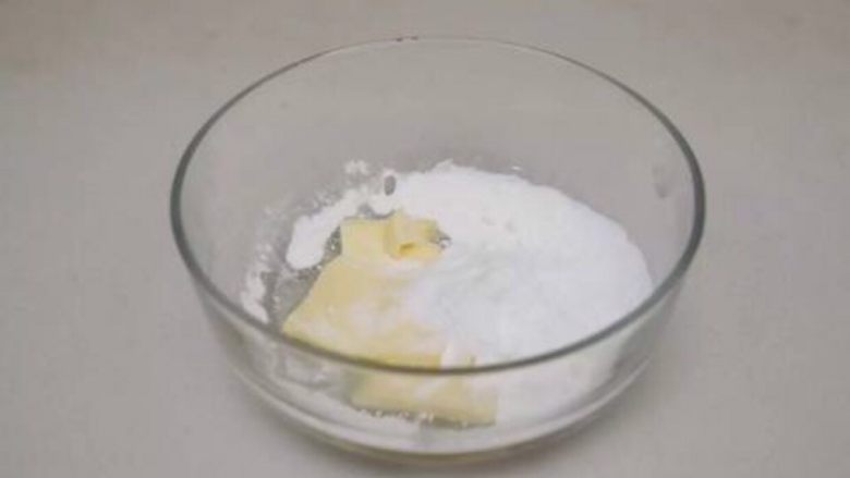 蘑菇饼干,加入糖粉用电动打蛋器搅打均匀，可先用刮刀进行翻拌后再打，避免糖粉飞溅。