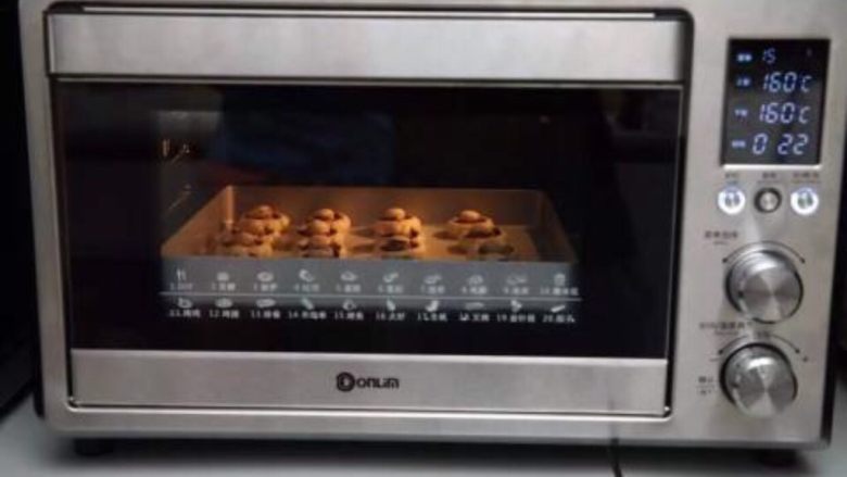 蘑菇饼干,用上下火170℃烤25分钟。