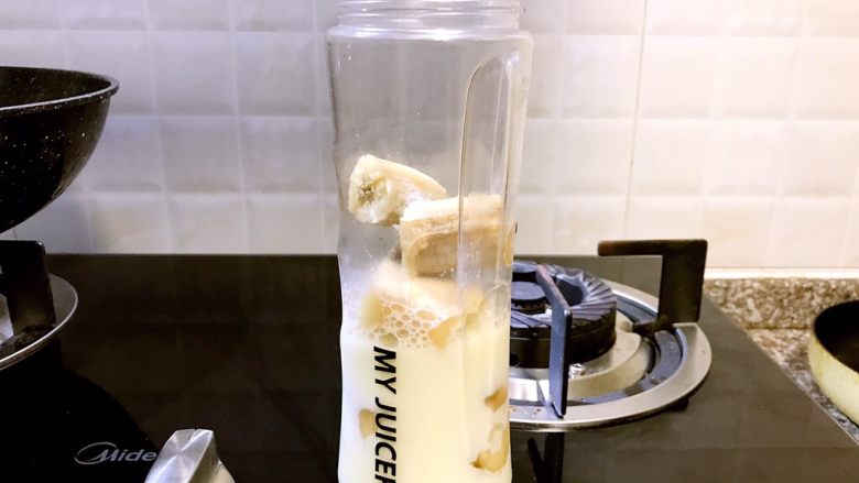 多味早餐香蕉派,牛奶倒入榨汁机瓶中（如果不是像我这样用凉白开冲的奶粉，建议等牛奶放凉些再倒入）