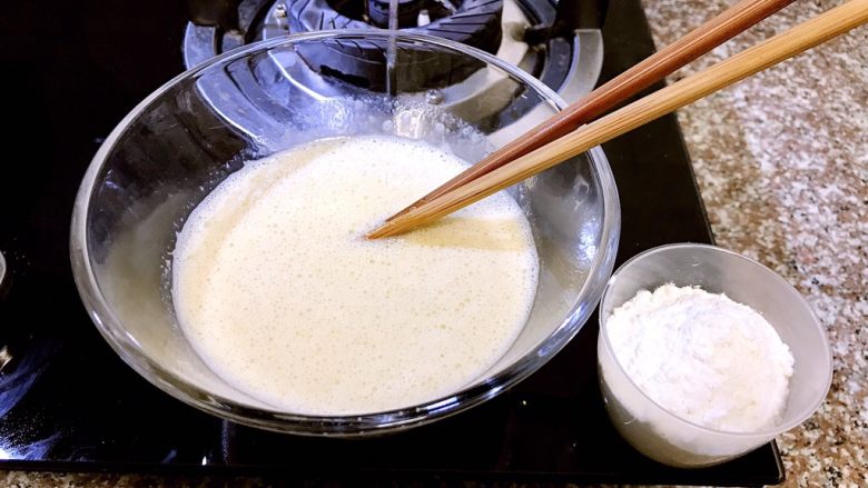 多味早餐香蕉派,将面粉分次慢慢倒入香蕉蛋奶中，每次倒入都要用筷子耐心搅拌均匀，防止面糊出现坨状