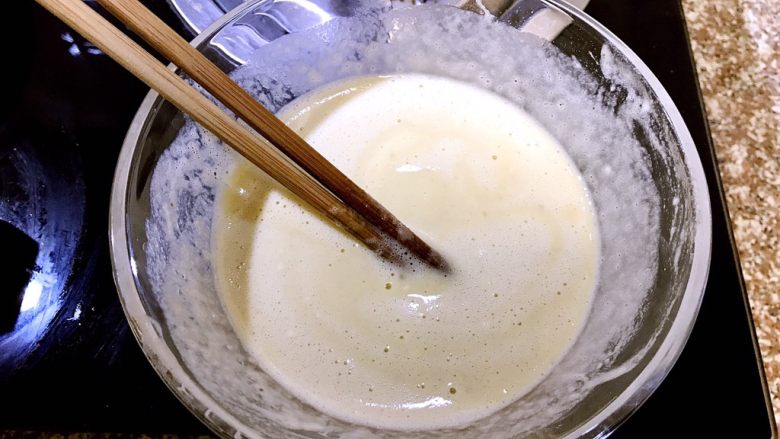 多味早餐香蕉派,倒入刚刚榨好的香蕉奶，跟蛋液一起搅拌均匀变成香蕉蛋奶