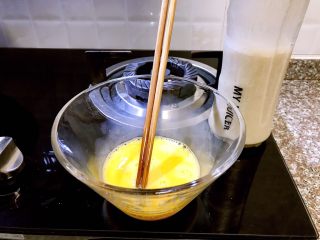 多味早餐香蕉派,将鸡蛋耐心搅拌成均匀的蛋液
