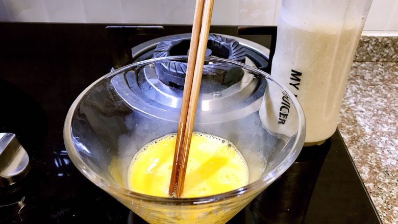 多味早餐香蕉派,将鸡蛋耐心搅拌成均匀的蛋液