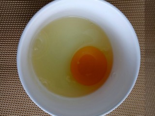 西红柿鸡蛋面,把鸡蛋打入碗中。备用。