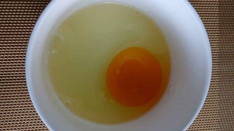 西红柿鸡蛋面,把<a style='color:red;display:inline-block;' href='/shicai/ 9'>鸡蛋</a>打入碗中。备用。