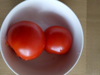 西红柿鸡蛋面,西红柿洗净，备用。