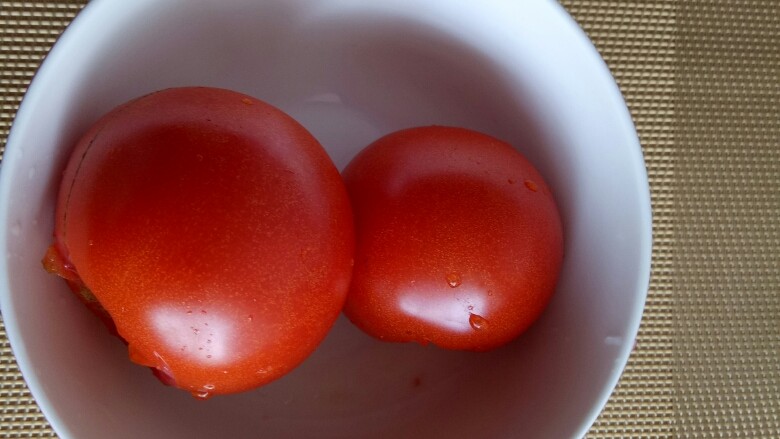 西红柿鸡蛋面,<a style='color:red;display:inline-block;' href='/shicai/ 3551'>西红柿</a>洗净，备用。
