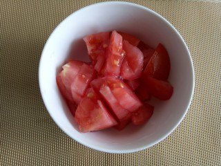 西红柿鸡蛋面,西红柿切成小块，备用。