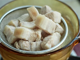 红烧肉炖土豆,煮开后捞出用温水冲洗干净