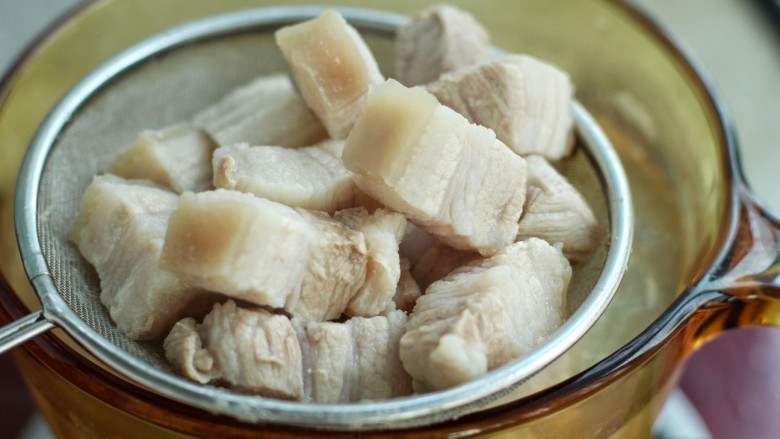 红烧肉炖土豆,煮开后捞出用温水冲洗干净