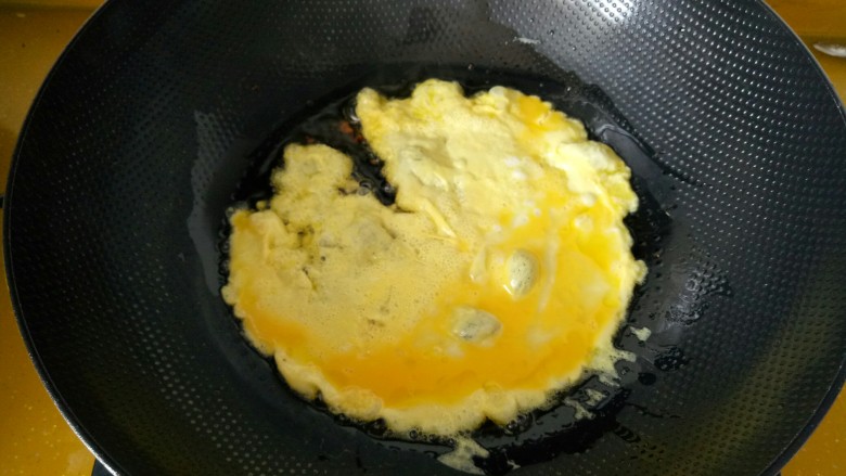 西红柿鸡蛋面,油温到7分时，放入鸡蛋。