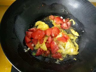 西红柿鸡蛋面,鸡蛋炒好之后，放入切好的西红柿。翻炒。