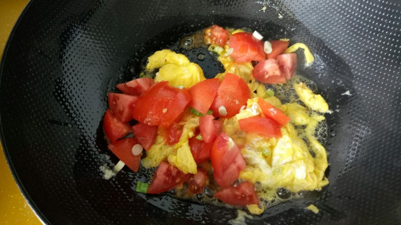 西红柿鸡蛋面,鸡蛋炒好之后，放入切好的西红柿。翻炒。