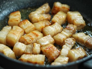 红烧肉炖土豆,将五花肉倒入锅中炒至焦黄色
