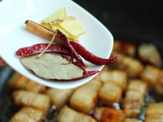红烧肉炖土豆,加入姜片、桂皮、红干椒、香叶和八角