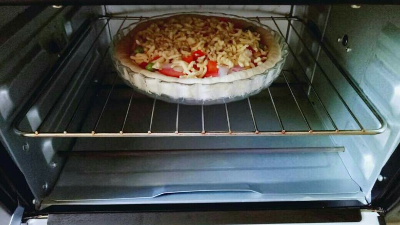 独家秘方披萨,烤箱190度预热5分钟，披萨盘放入烤箱中层的烤网上，烤20分钟，注意观察颜色，(可以根据自家烤箱温度另定时间和温度。)
