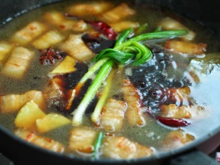 红烧肉炖土豆,添入热水后盖上锅盖，中小火炖煮约30分钟