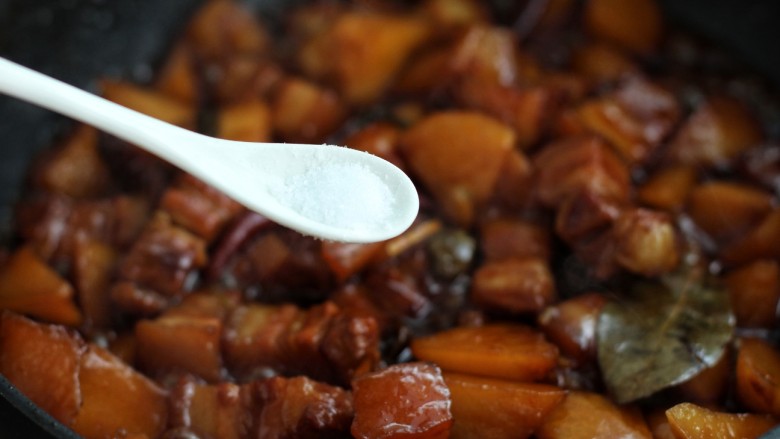 红烧肉炖土豆,待汤汁减少时调入适量盐