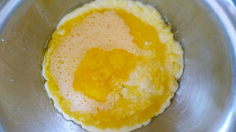 花样面条+西红柿鸡蛋面,锅加油，放入鸡蛋液煎熟，盛出放入盘里备用