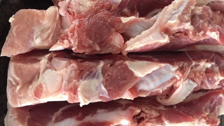 粤式脆皮烧肉,在瘦肉的部分，将肉切开三条道痕，注意别切到深层近皮的肉。
