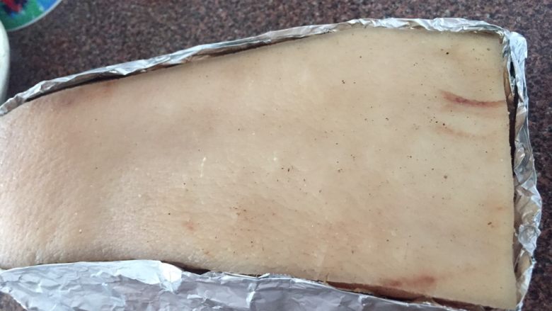 粤式脆皮烧肉,把锡伯族将肉包成一个盒子状，露出皮的部分