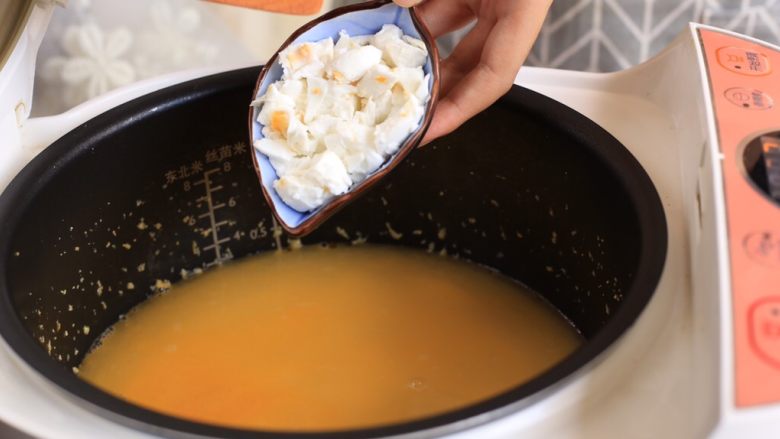 蛋黄海鲜豆腐汤,加入咸蛋白再盖上盖子煮5分钟