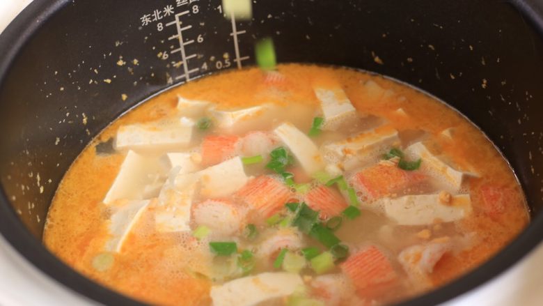 蛋黄海鲜豆腐汤,煮开后放葱花即可出锅（按个人口味是否添加盐）