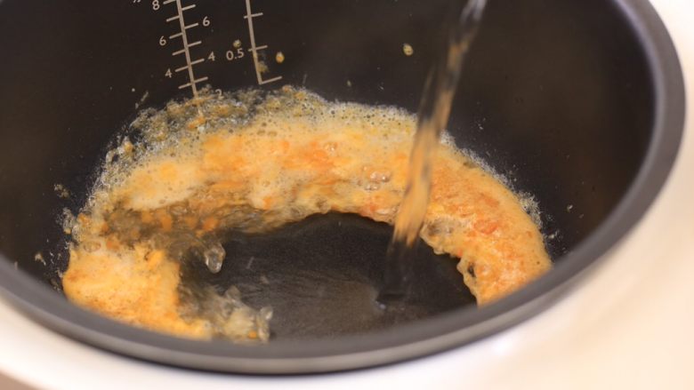 蛋黄海鲜豆腐汤,放滚开水800毫升盖上盖煮5分钟