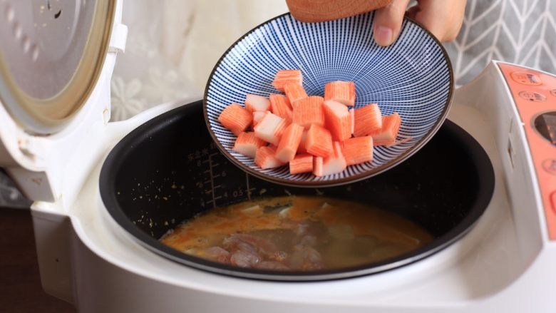 蛋黄海鲜豆腐汤,加入蟹柳 继续盖上盖煮开