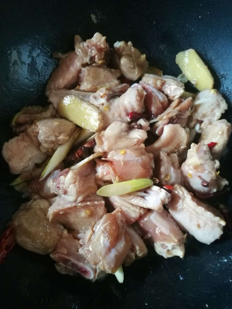 炖鸡翅,葱花香味出来放入腌制好的鸡翅块，翻炒均匀。