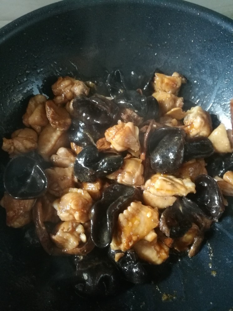炖鸡翅,放入香菇，木耳，加少许盐，翻炒均匀。