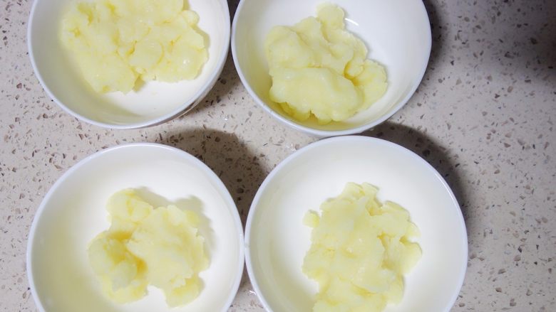 让你一次吃到四种口味的奶黄馅桃山月饼,将奶黄馅大致分成四份
