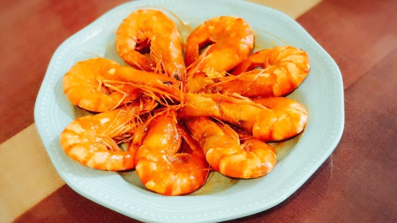 《中餐厅》之茄汁大虾,盛盘，用筷子将虾一个个夹出摆好