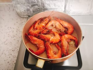 《中餐厅》之茄汁大虾,待一面虾变红后，用筷子将虾逐个翻面，使另一边受热（用筷子可使虾保持完整，不散）