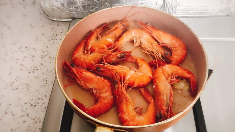 《中餐厅》之茄汁大虾,待一面虾变红后，用筷子将虾逐个翻面，使另一边受热（用筷子可使虾保持完整，不散）
