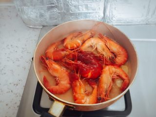 《中餐厅》之茄汁大虾,待虾两边变红后，倒入番茄酱