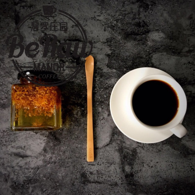 桂蜜咖啡,将准备好的桂花花冠倒入干净的玻璃瓶中，并与120-150克蜂蜜混合后腌制两周左右；