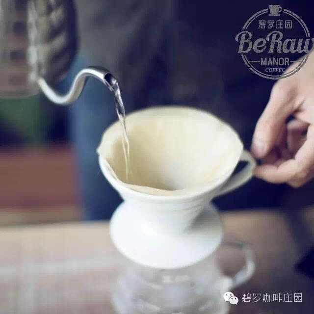 桂蜜咖啡,将滤纸放入滤杯中，并用少许热水冲洗滤纸；