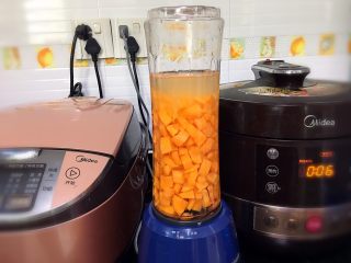 红萝卜白吐司,放入果汁机加入150克水