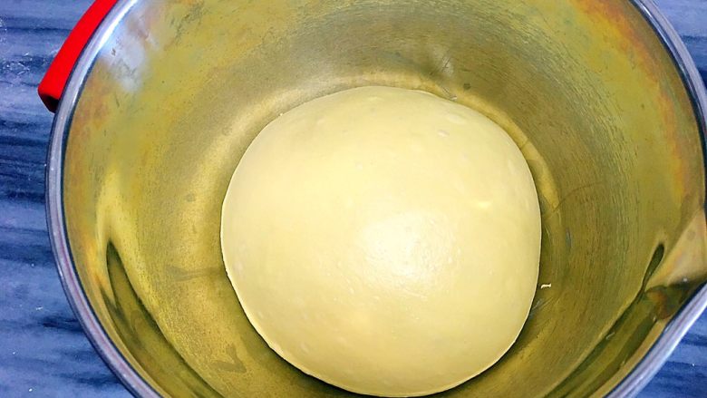 红萝卜白吐司,面团滚圆，放入盆中盖上保鲜膜，在26-28度之间，一发