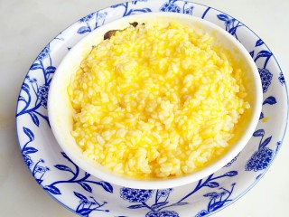 黄金炒饭,鸡蛋打入米饭中拌匀，静止片刻。