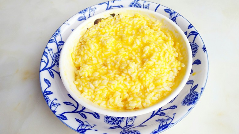 黄金炒饭,鸡蛋打入米饭中拌匀，静止片刻。