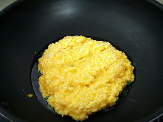 黄金炒饭,倒入米饭翻炒。