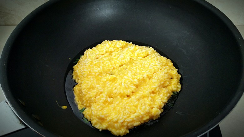 黄金炒饭,倒入米饭翻炒。
