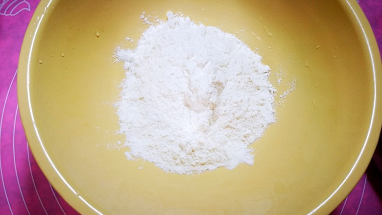 秋日彩色南瓜面包,发酵主面团时，我们来做欧克皮。取一个小盆放普通面粉。
