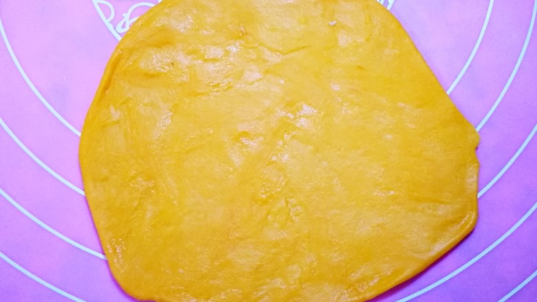 秋日彩色南瓜面包,取一个欧克皮擀成圆形。